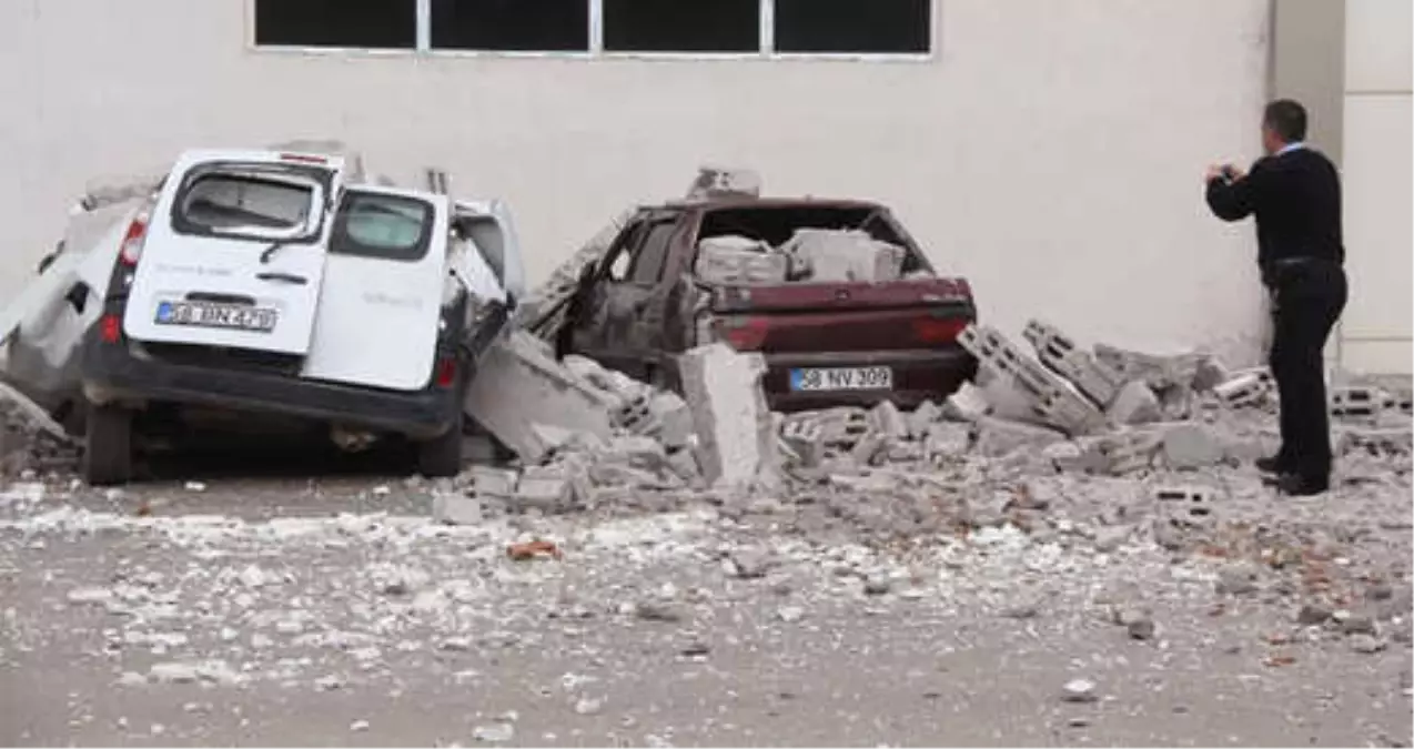 Kuvvetli Rüzgar Nedeniyle Duvar Çöktü, Araçlar Hurdaya Döndü