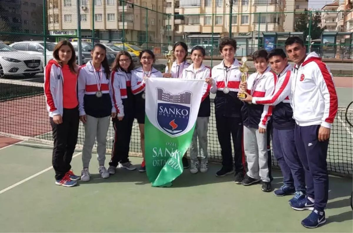 Sanko Okulları Yıldız Kız ve Yıldız Erkek Tenis Takımları İl İkincisi