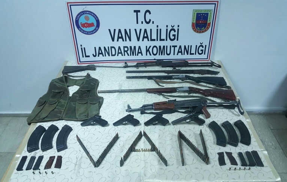 Silah Satarak PKK\'ya Finans Sağlayan 2 Kişi Gözaltına Alındı