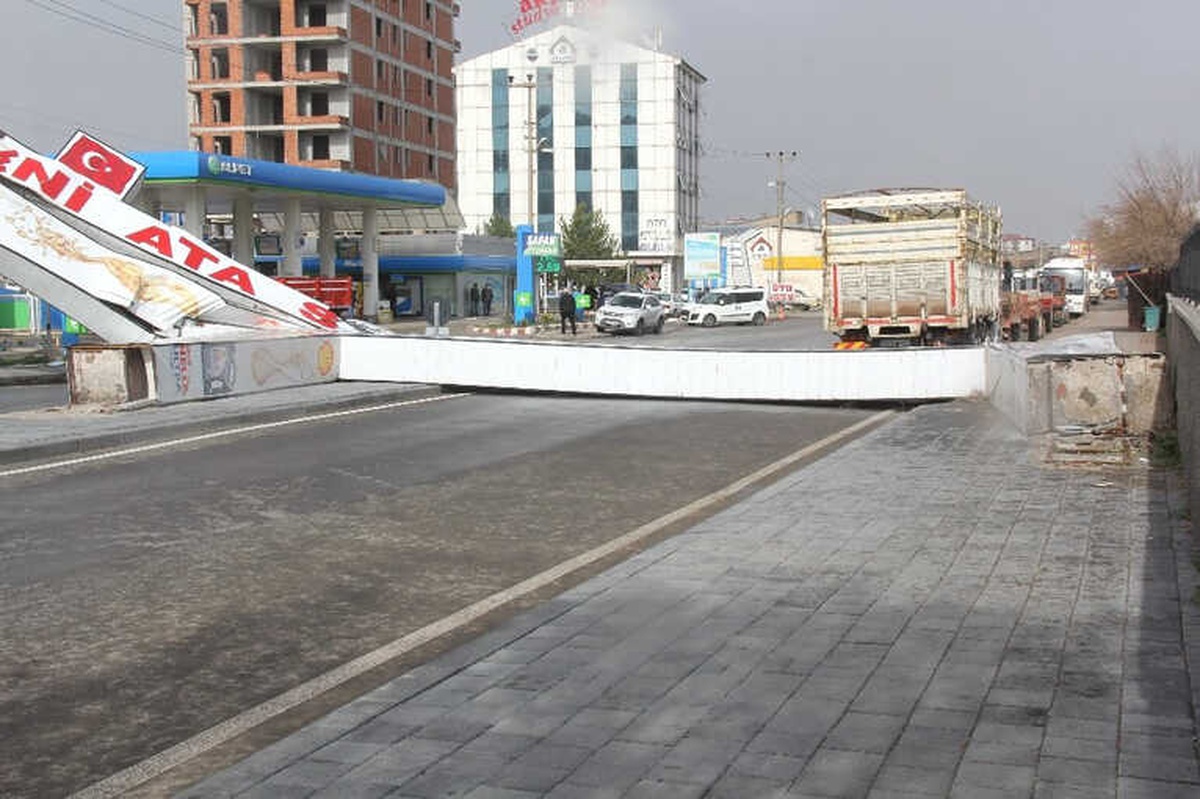 Sivas\'ta Kuvvetli Rüzgarın Etkisi ile Caddeye Devrilen Tabela, Yolu Araç Ulaşımına Kapattı