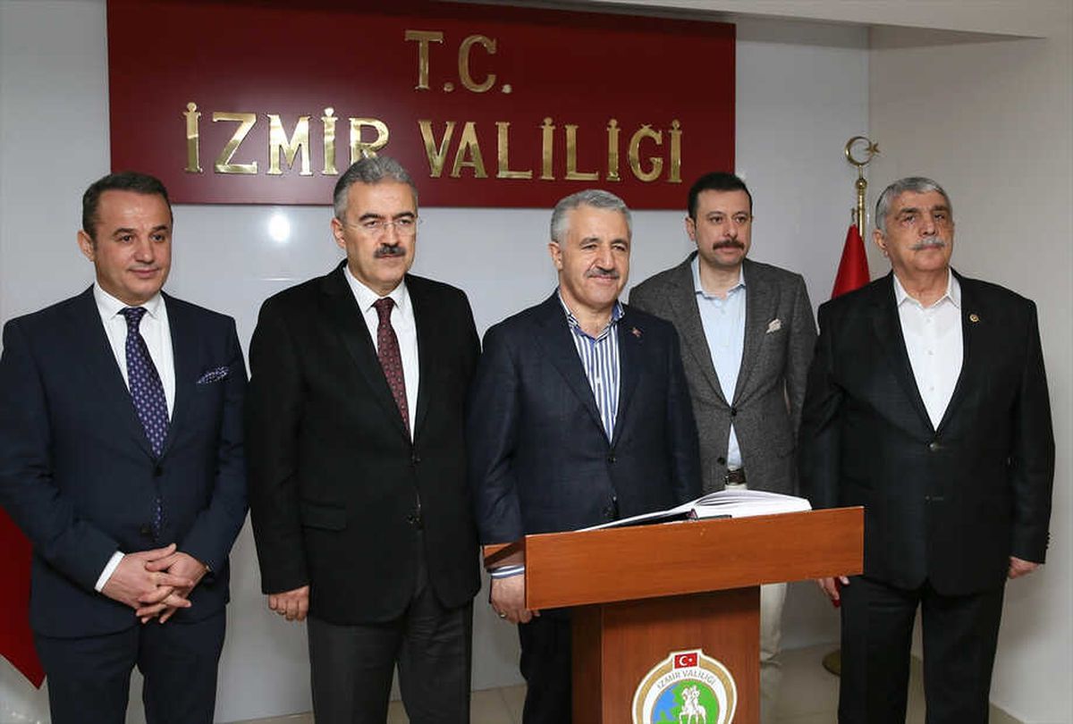 Ulaştırma, Denizcilik ve Haberleşme Bakanı Arslan İzmir\'de Açıklaması