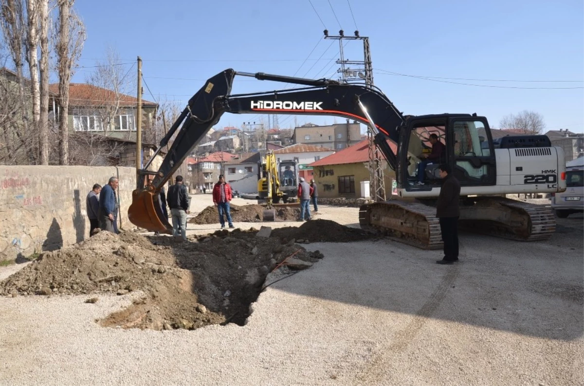 Yüksekova\'da Altyapı Çalışması Yeniden Başlatıldı