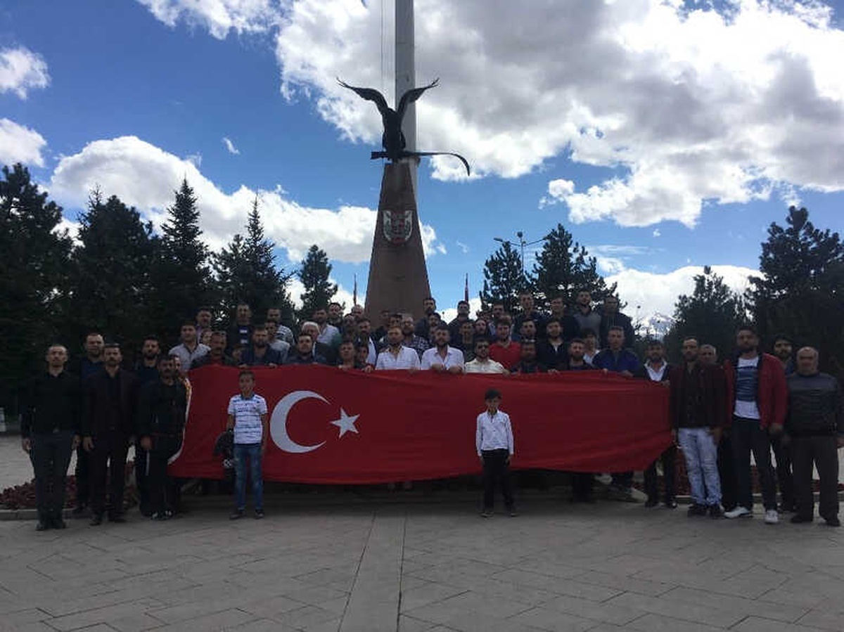 50 Araçlık Konvoyla Şehitliği Ziyaret Ettiler
