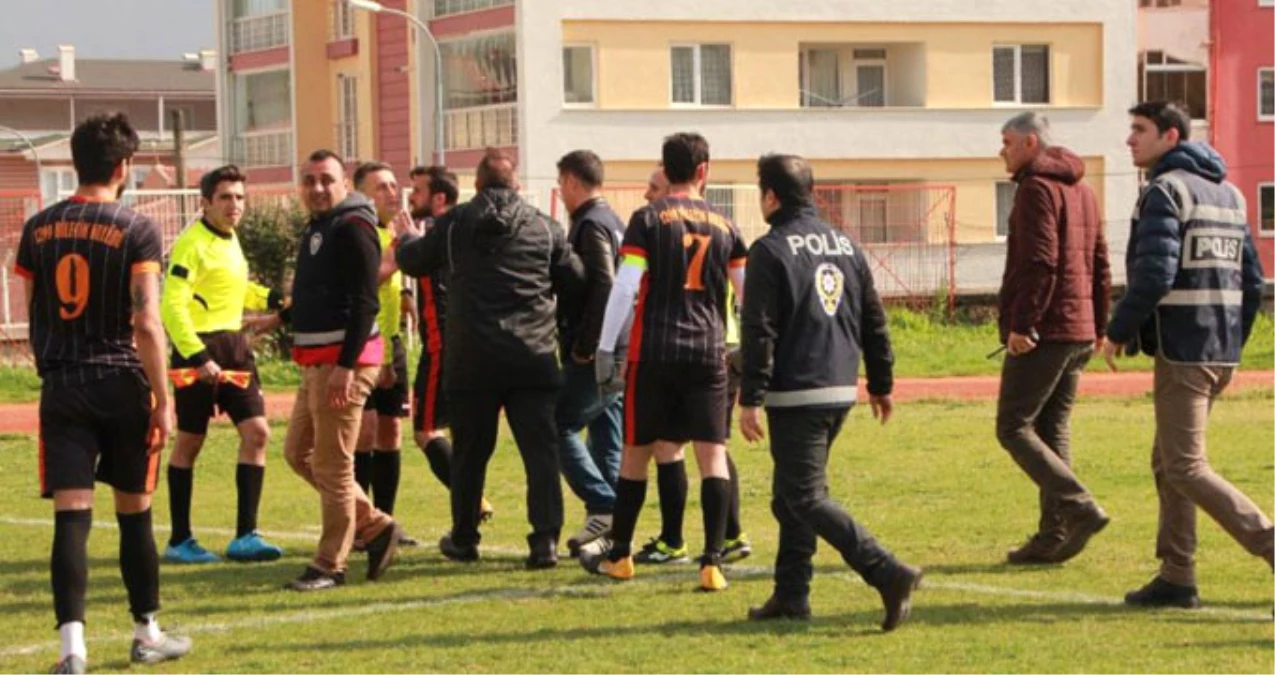 Amatör Ligde Saha Karıştı, Hakem Futbolcuya Saldırdı