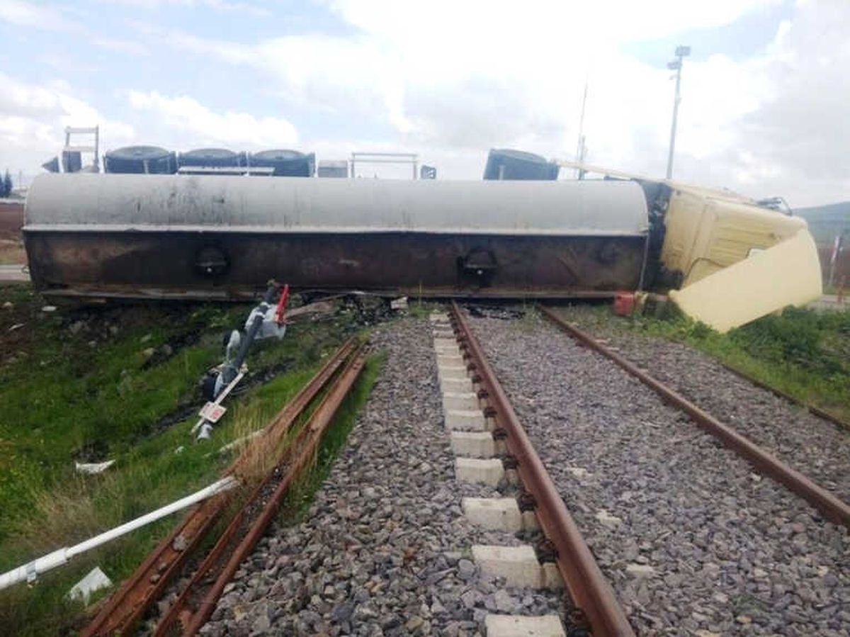 Asfalt Yüklü Tanker Tren Raylarına Devrildi