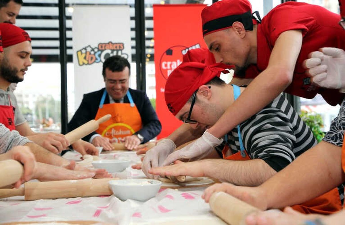 Başkan Taşçı, Down Sendromlu Gençlerle Pizza Yaptı