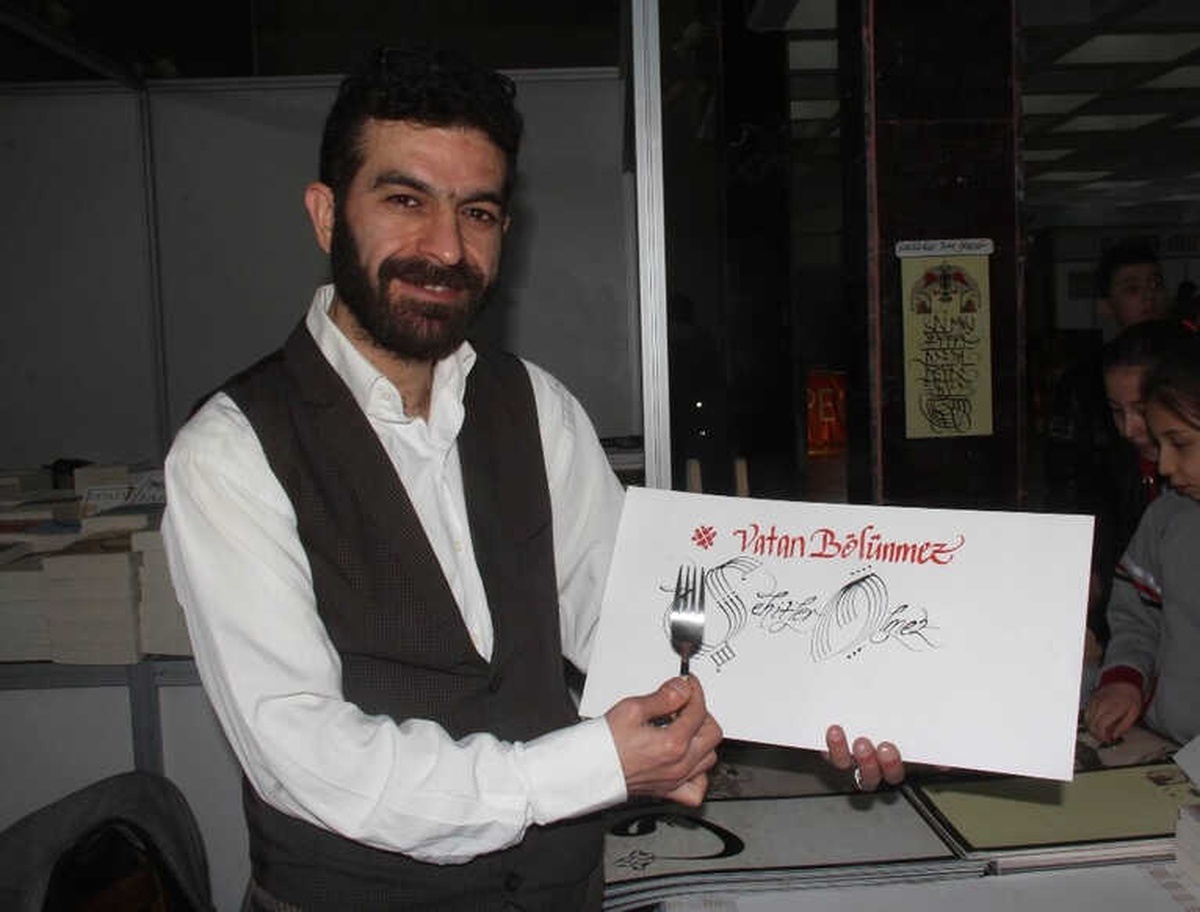 Büyüleyen Yazıları Çatalla Yazıyor