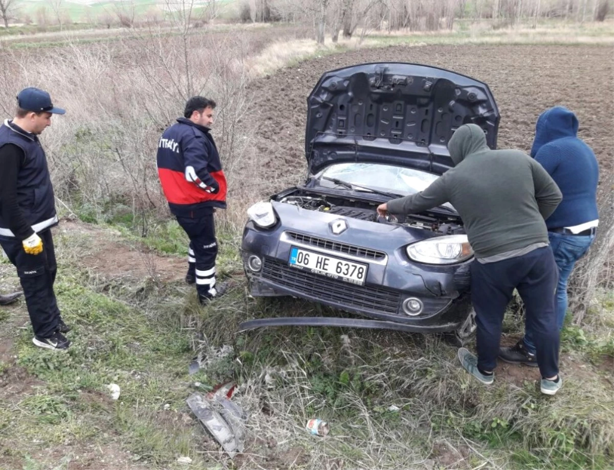 Çorum\'da Otomobil Şarampole Uçtu: 2 Yaralı