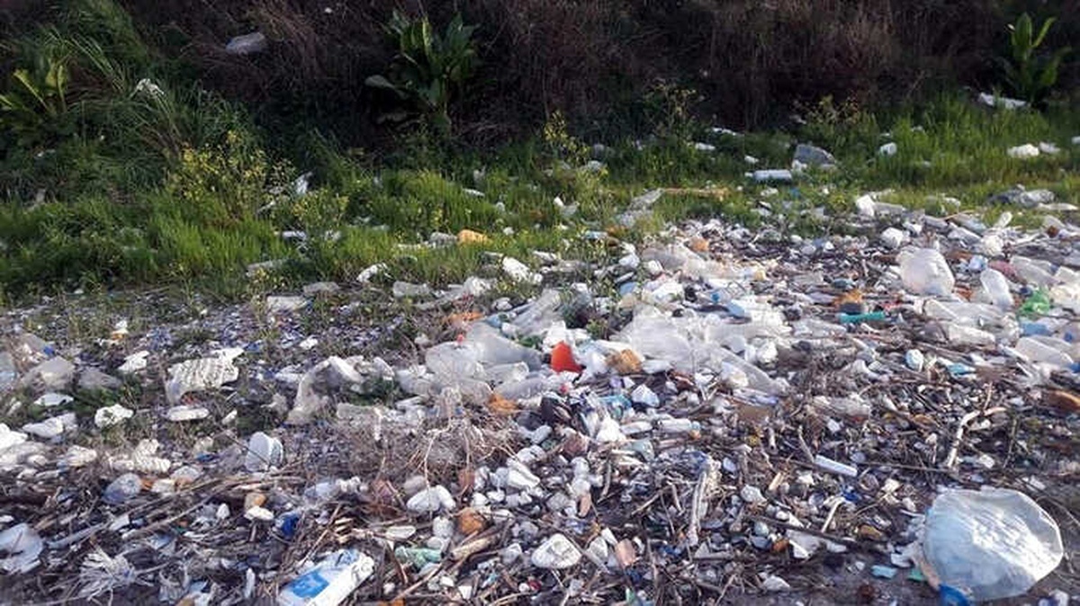 Fırtına Sonrası Sahil Kenarı Çöp Yığınına Döndü