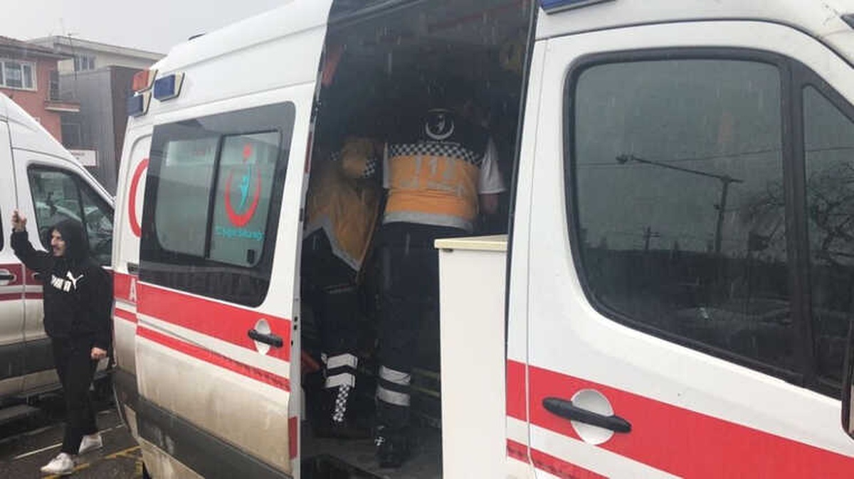 Gençlerin Kavgasında Bıçaklar Çekildi: 2 Yaralı