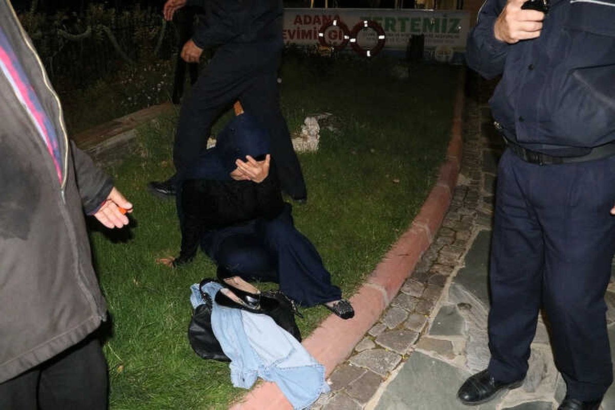 Gondol Kaptanı, Gelin ve Damatla Nehre Atlayan Kadını Ölümden Kurtardı