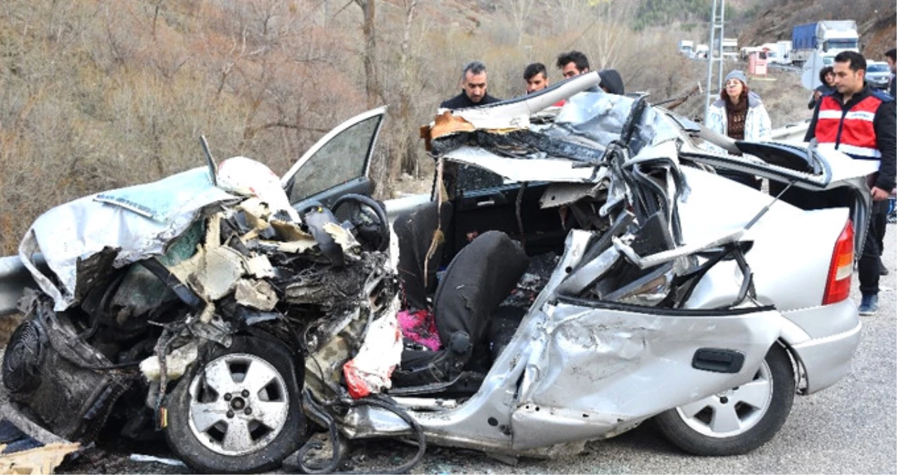 Gümüşhane\'de TIR İle Otomobil Kafa Kafaya Çarpıştı: 3 Ölü, 1 Yaralı