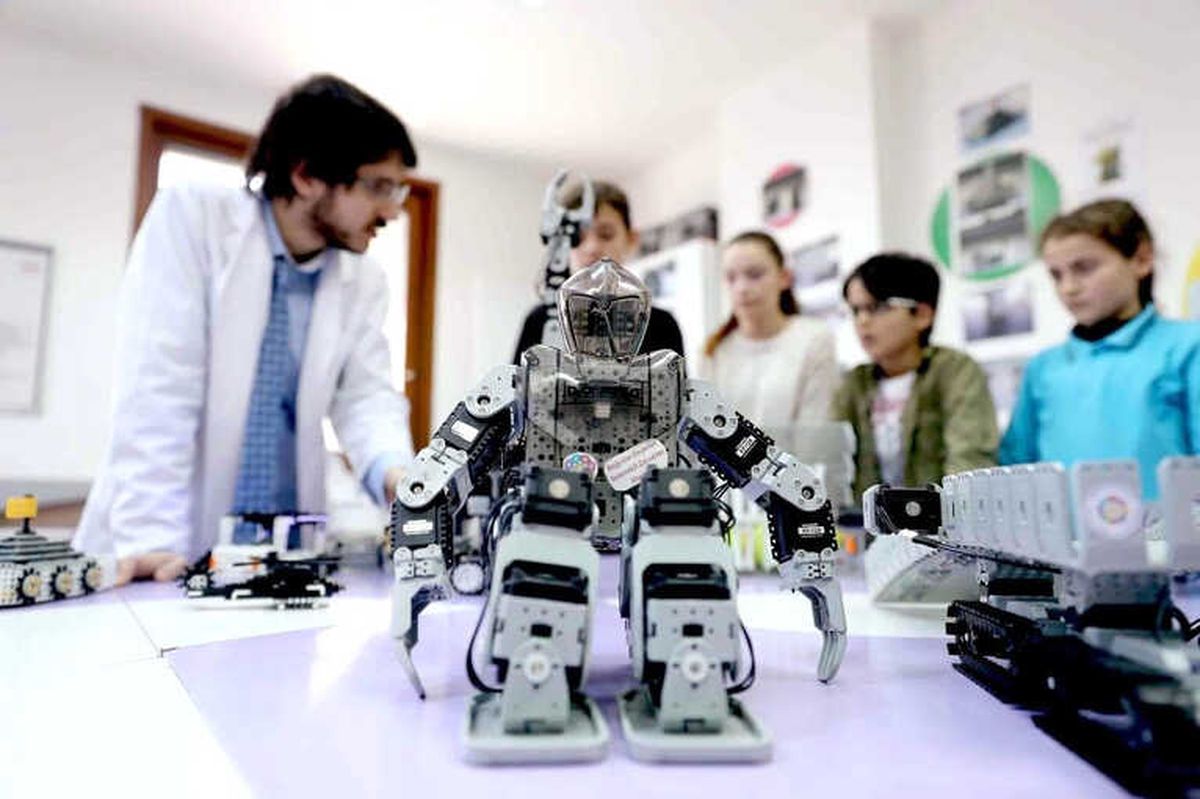 Öğrencilerden Hayatı Kolaylaştıran Robotlar