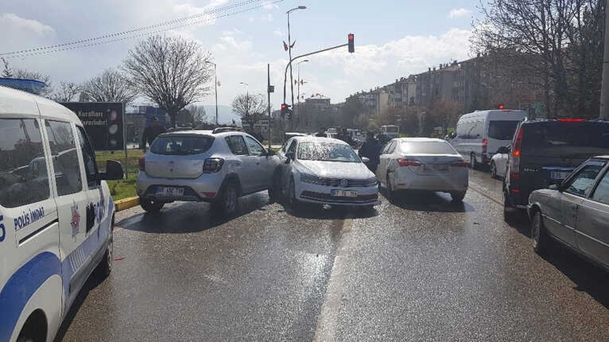 Otomobil Kırmızı Işıkta Bekleyen Araçlara Çarptı: 1 Yaralı