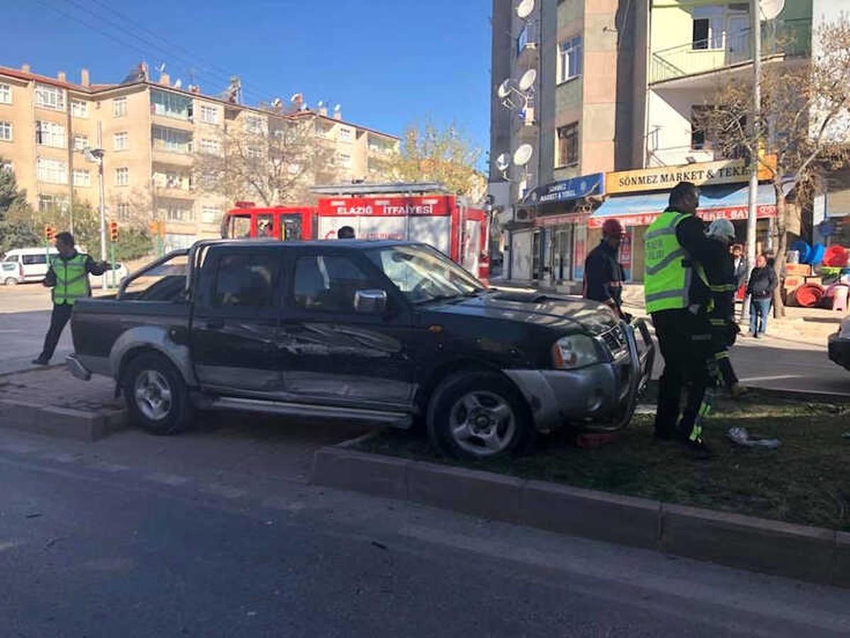 Otomobil Refüjde Bekleyen Kadına Çarptı: 1 Ölü