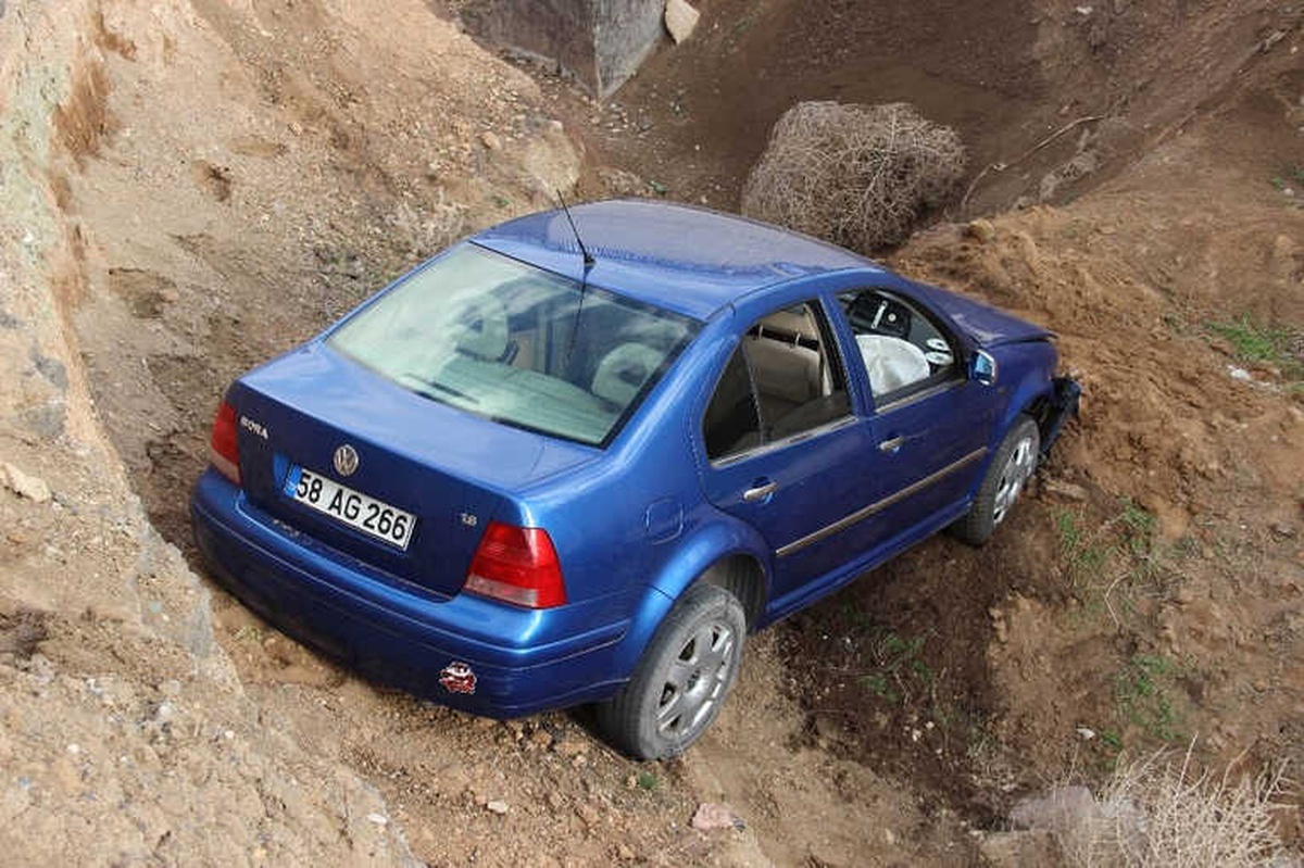 Otomobil Yüksek Hızlı Tren İnşaatına Uçtu: 3 Yaralı
