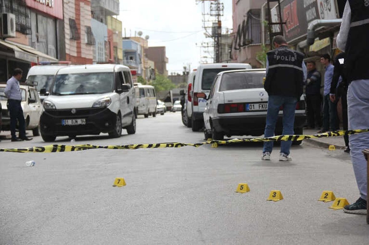Sokak Ortasında Silahlı Kavgada Yaralanan 5 Kişiden Biri Öldü