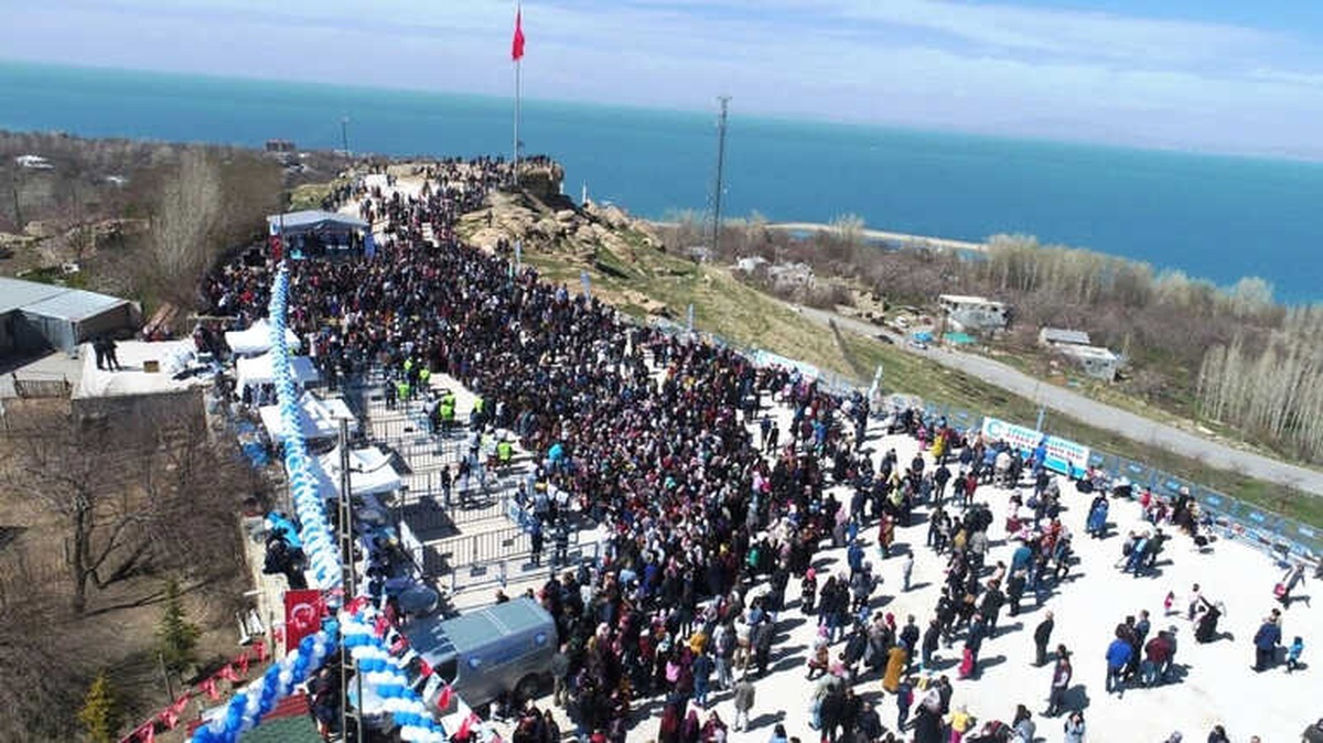 Tarihi Edremit Kalesi\'nde Balık Festivali