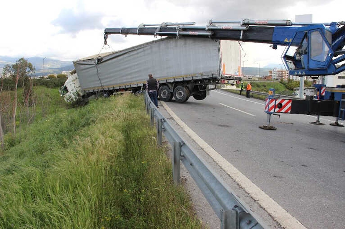 Yoldan Çıkan Tır Bariyerlerde Asılı Kaldı: 1 Yaralı