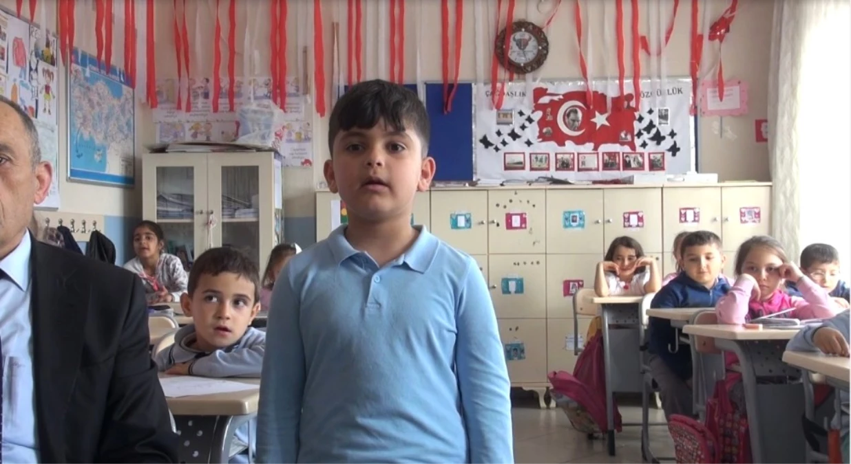 7 Yaşındaki Iraklı Fahat Halit, İstiklal Marşı\'nın 10 Katısını Ezbere Biliyor