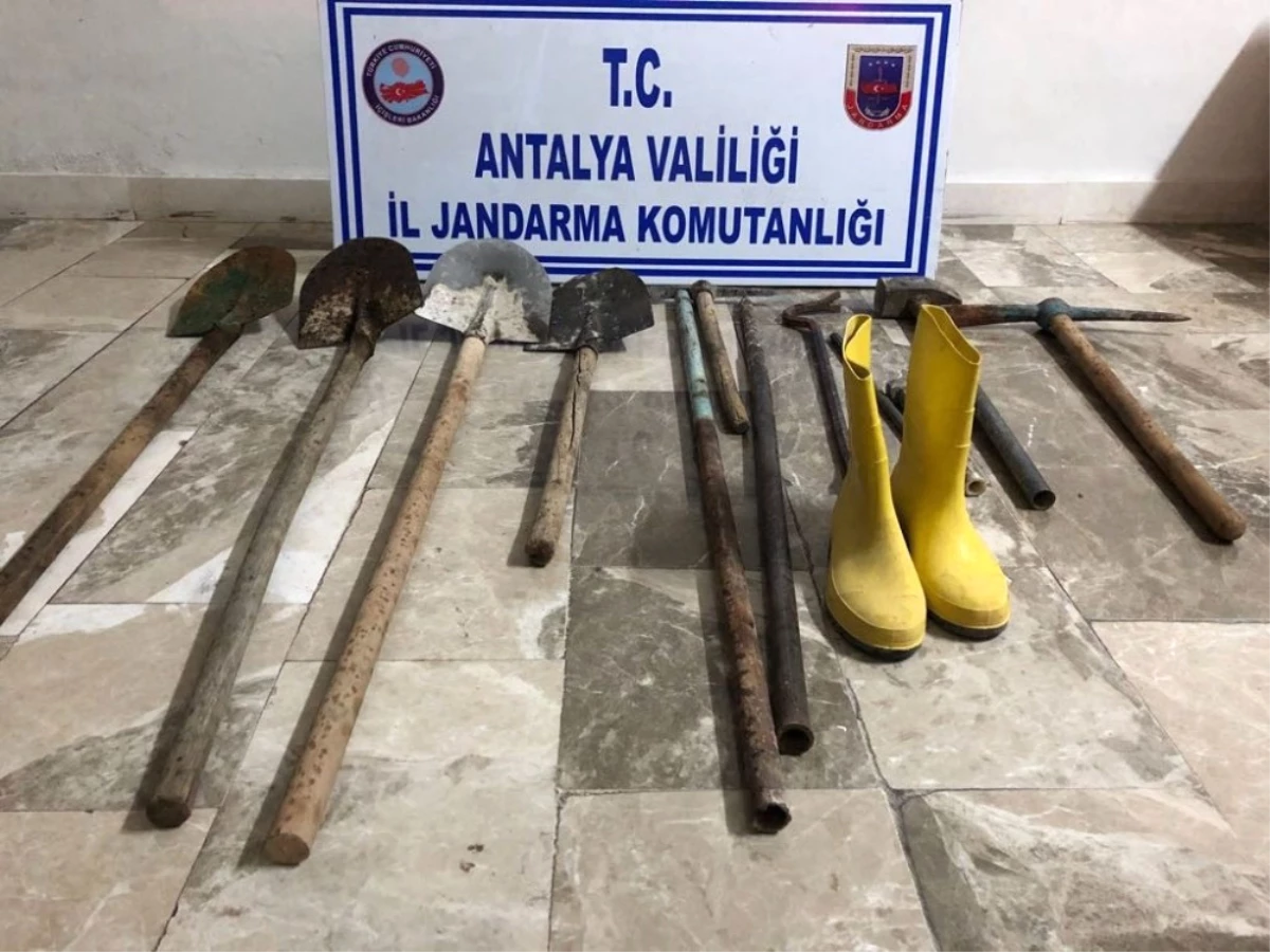 Antalya\'da Kaçak Kazı Yapan 5 Kişi Yakalandı