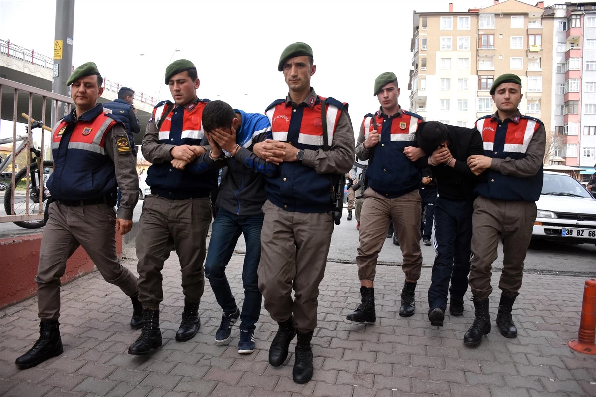 Ayak İzleri 12 Faili Meçhul Hırsızlığın Zanlılarını Ele Verdi