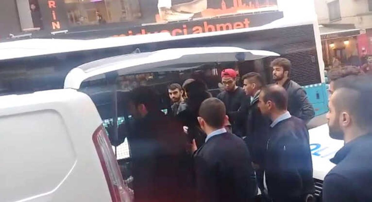 Beşiktaş\'da Döner Bıçaklı Kavga: 1 Yaralı