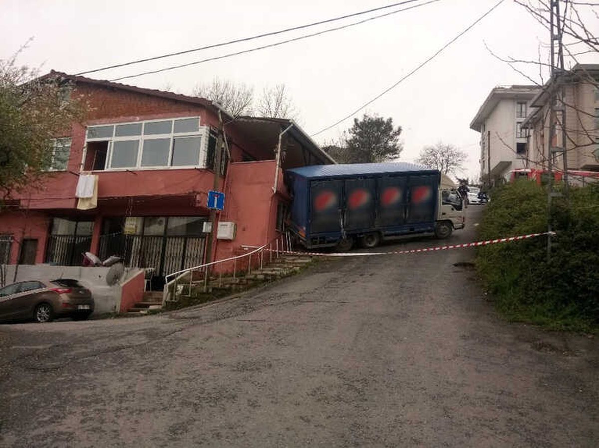 Beykoz\'da Kamyonet Eve Girdi