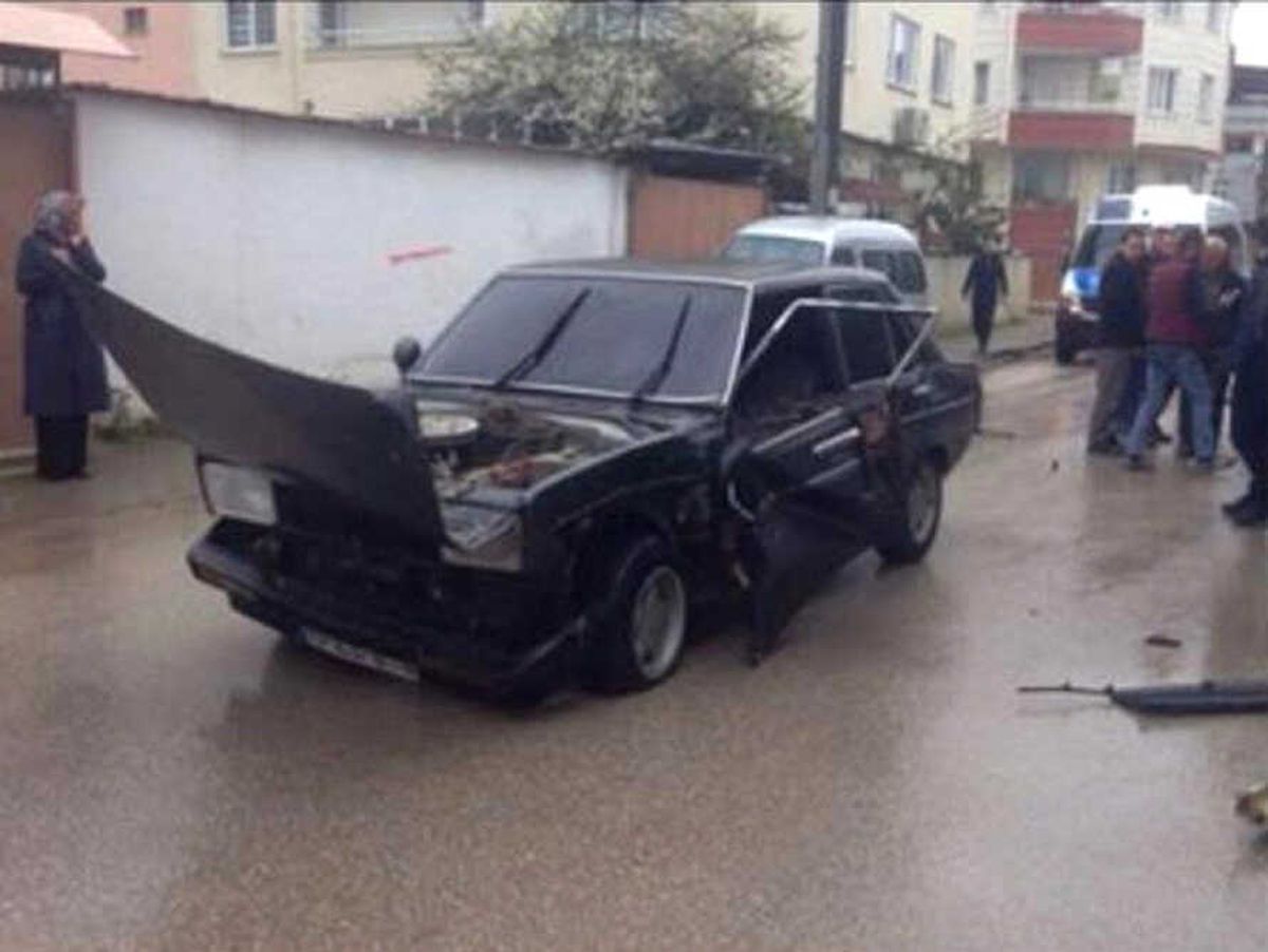 Bursa\'da Yolcu Minibüsü Otomobile Çarptı