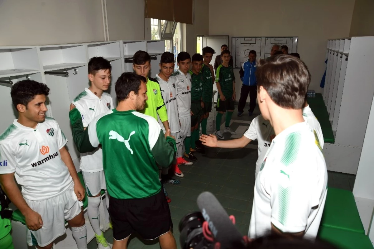 Bursaspor\'un Yıldızı Batalla, U15 Takımı ile Çalıştı