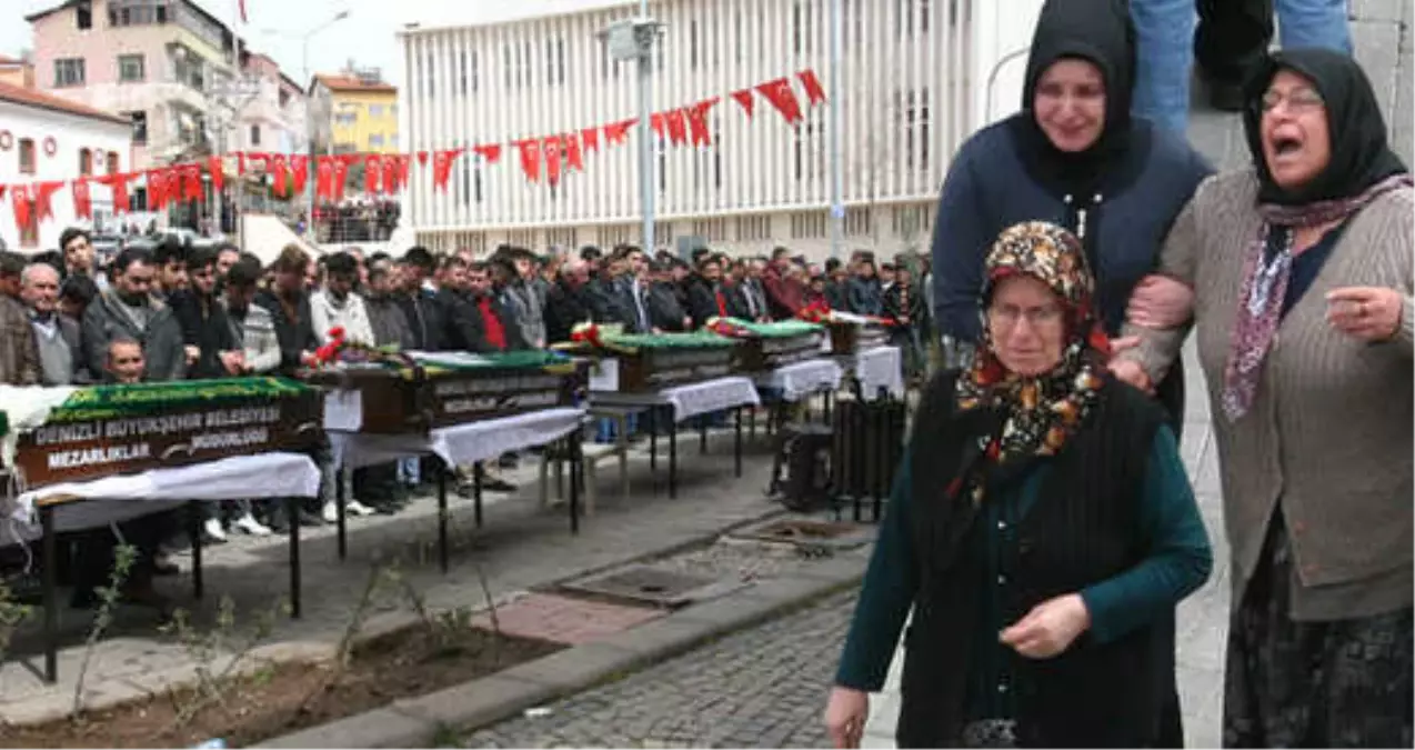 Denizli Yasta! Gölete Uçan Araçta Ölen 5 Gencin Cenaze Töreninde Gözyaşları Sel Oldu