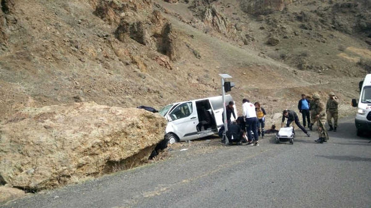 Eleşkirt\'te Trafik Kazası: 5\'i Asker Toplam 7 Yaralı
