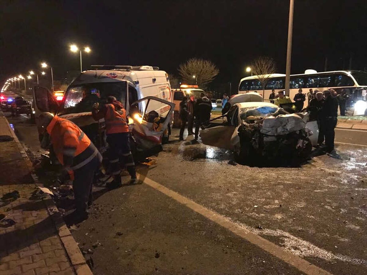 Güncelleme - Kayseri\'de Ambulans ile Otomobil Çarpıştı: 6 Ölü, 2 Yaralı