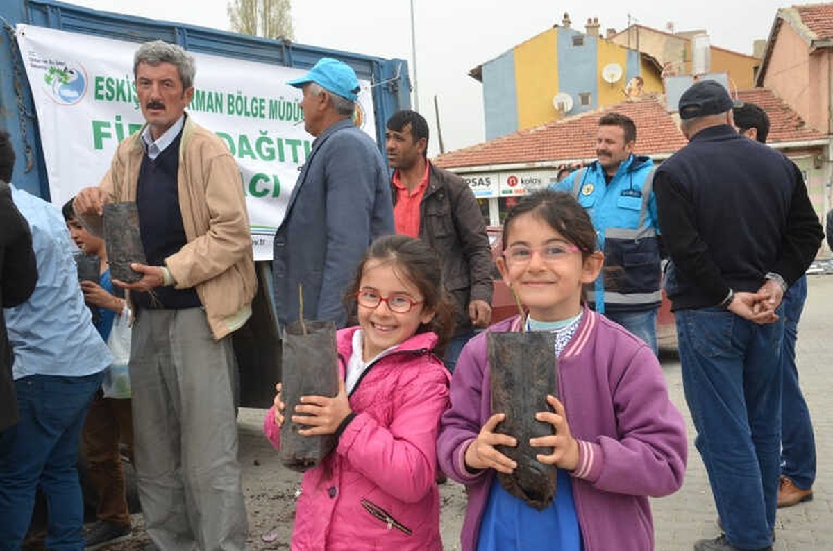 Günyüzü\'nde Vatandaşlara Ceviz ve Çam Fidanı
