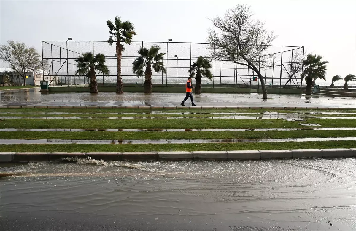 İzmir\'de Fırtına Tramvay Seferlerini Aksattı