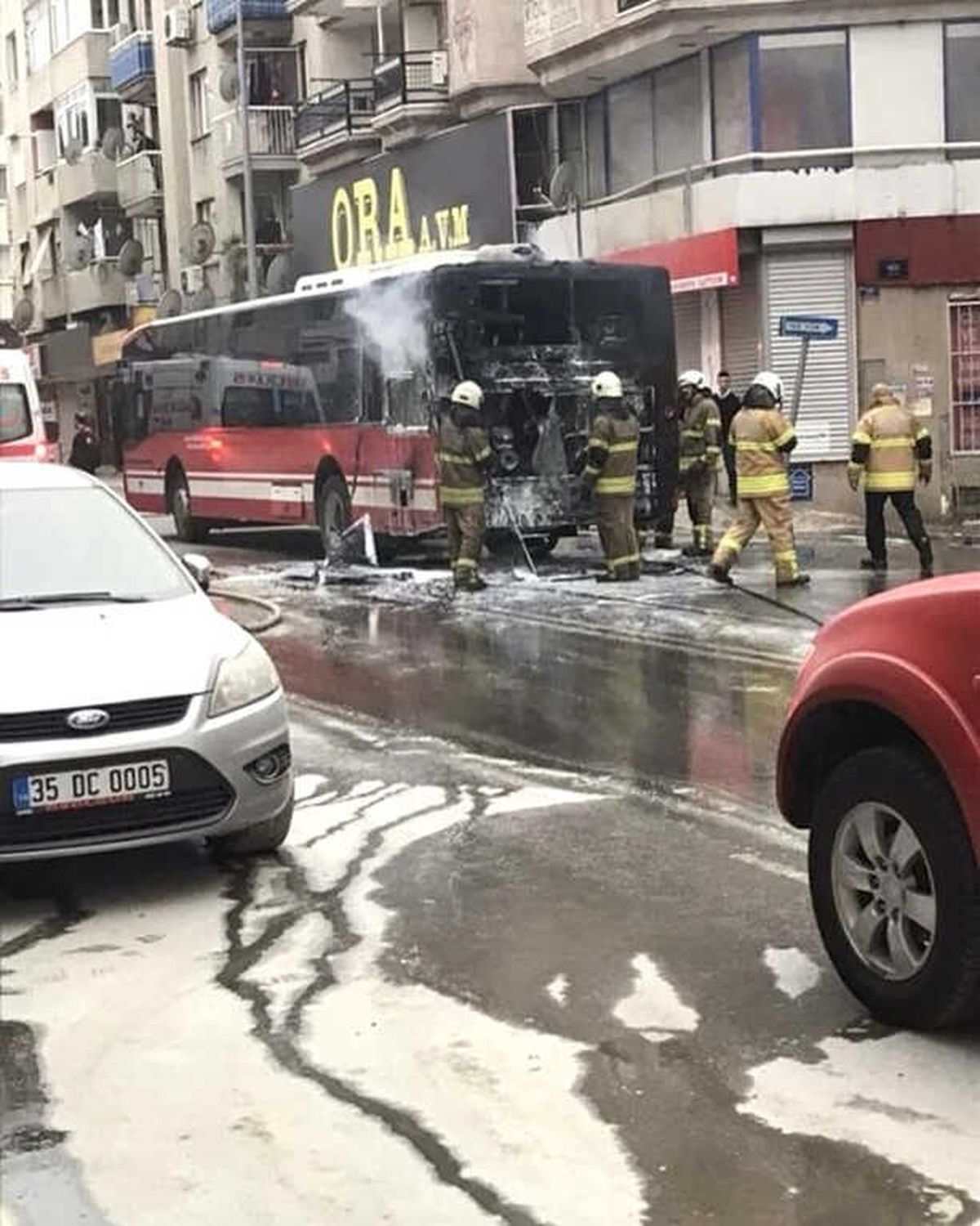 İzmir\'de Yolcu Otobüsü Küle Döndü