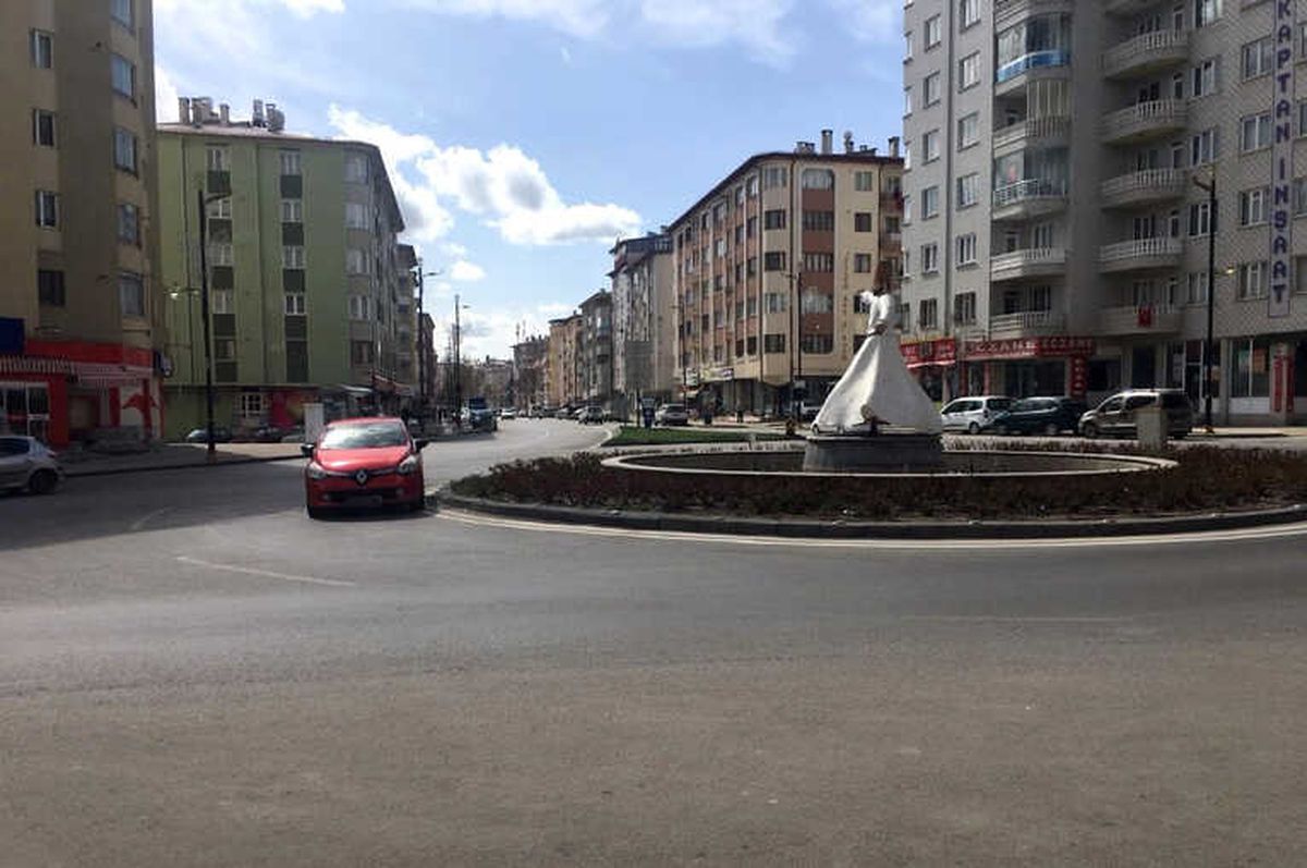 Kadın Sürücü Aracını Kavşağa Park Edip Alışverişe Gitti