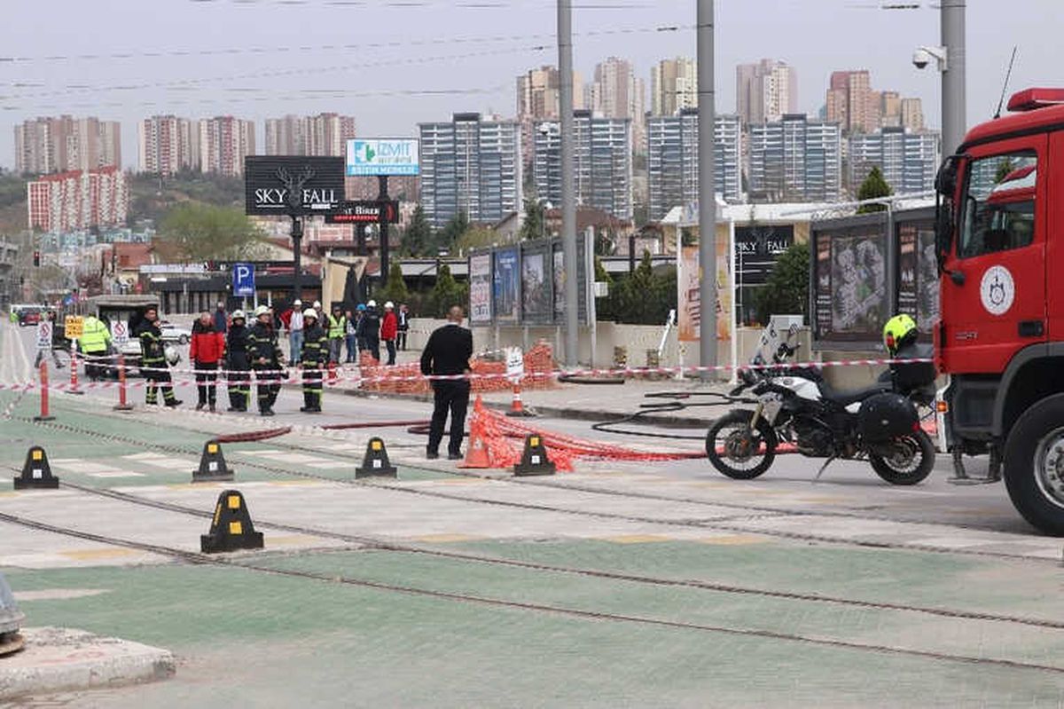 Kazı Sırasında Doğalgaz Hattı Delinince Tramvay Seferleri İptal Edildi