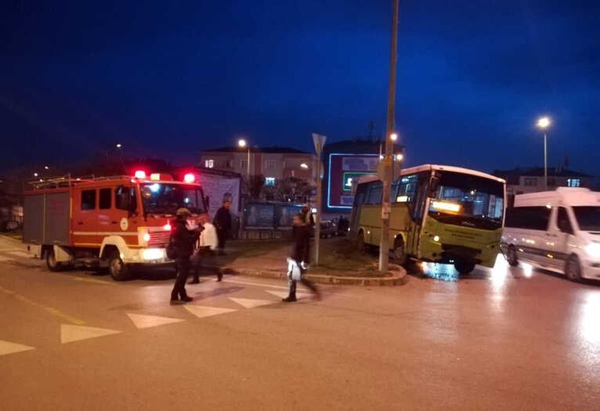 Kocaeli\'de Özel Halk Otobüsü ile Otomobil Çarpıştı: 2 Yaralı