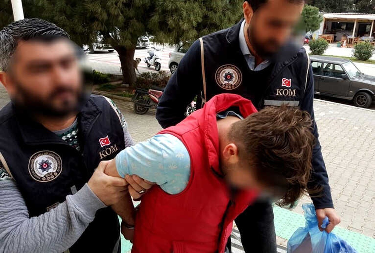 Polisleri Gören Kadın, Uyuşturucuları Sütyenine Sakladı