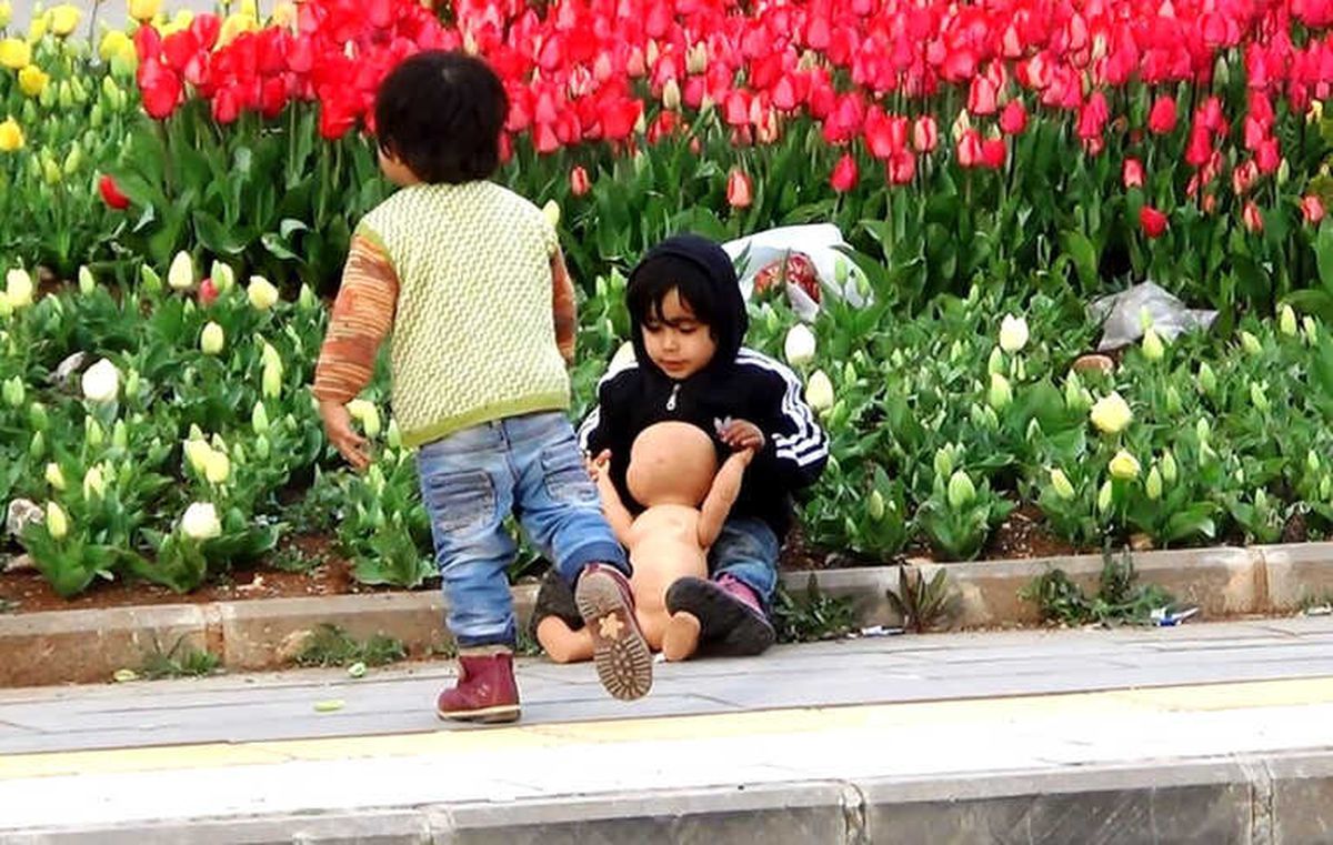 Suriyeli Çocukların Çöpten Çıkan "Oyuncak Bebek" Sevinci