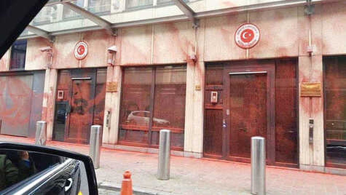 Türk Konsolosluğuna Boyalı Saldırı