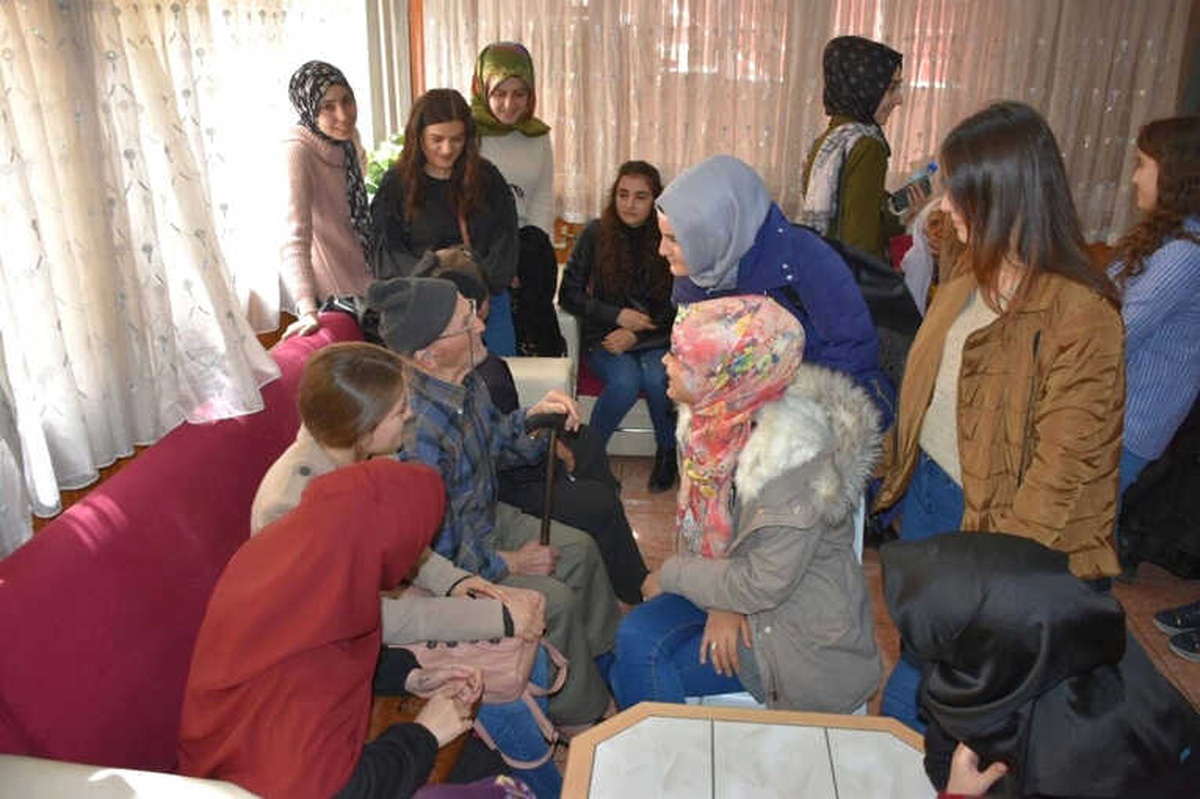 Üniversite Öğrencilerinden Huzurevi Ziyareti