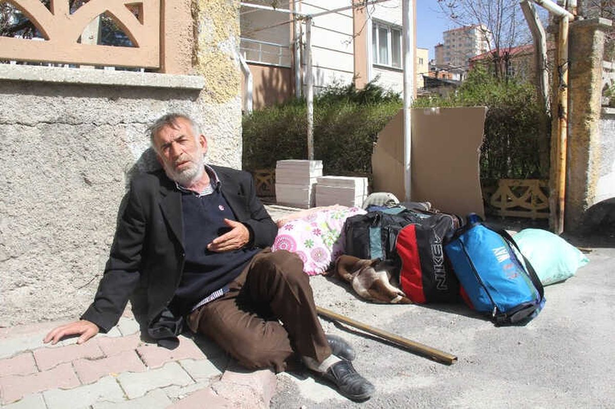 Ailesi Tarafından Kapı Dışarı Edildi