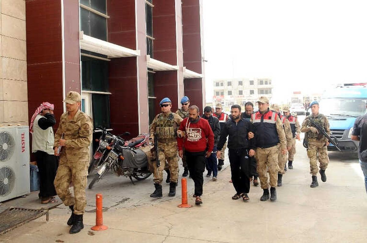 Akçakale\'de Deaş Terör Örgütü Üyesi 3 Kişi Yakalandı