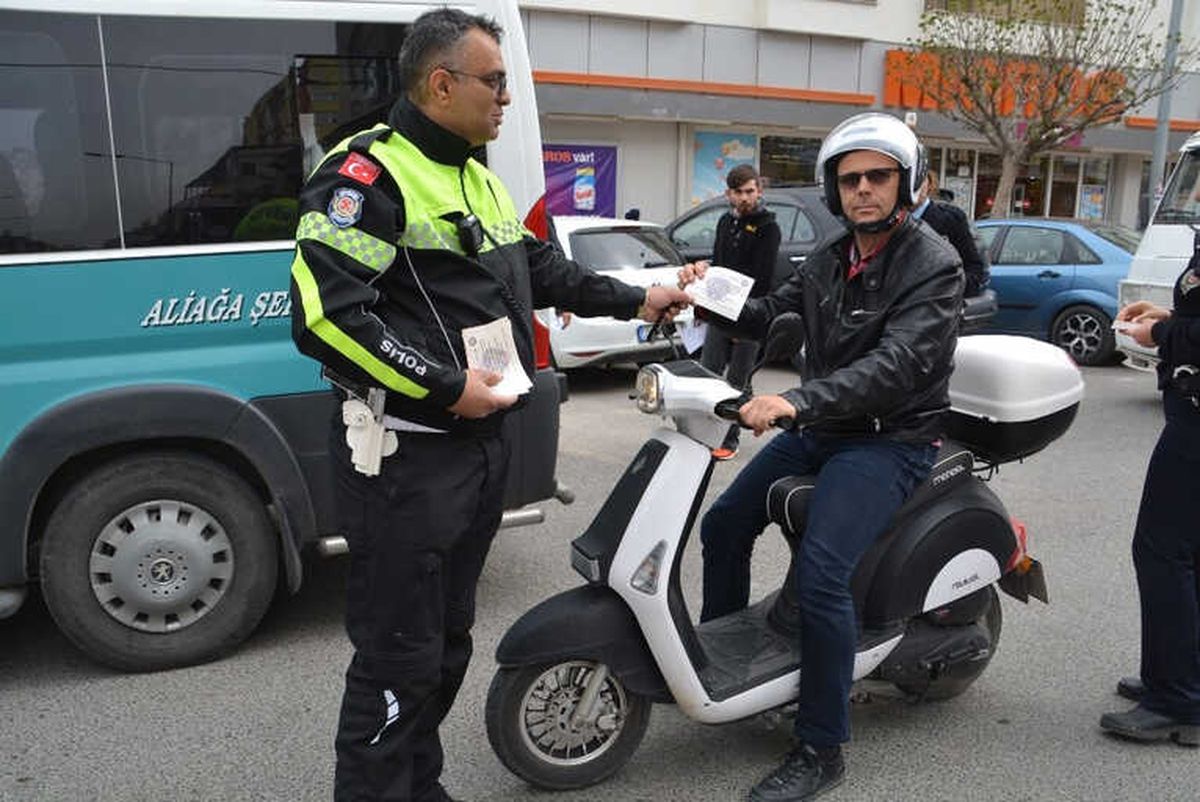 Aliağa\'da Polis, Motosiklet Sürücülerini Uyardı