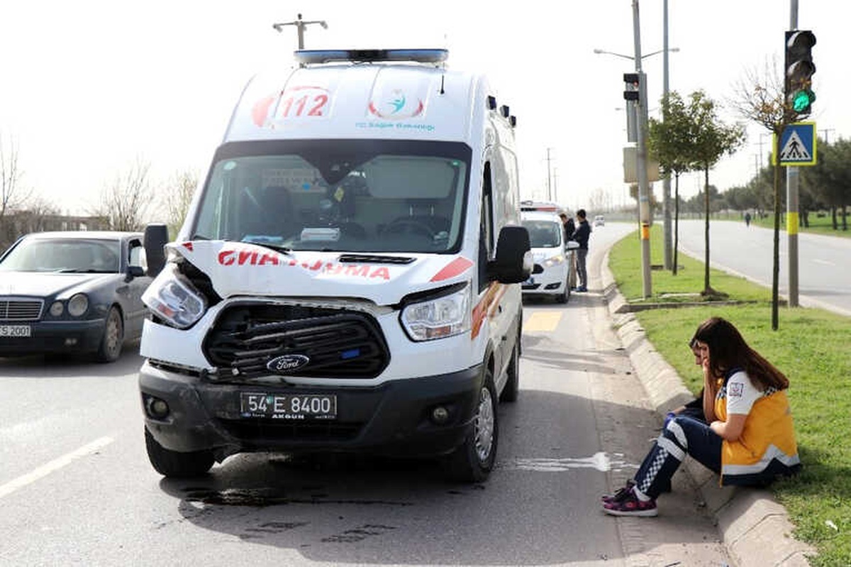 Ambulansın Çarptığı Motosiklet Yaklaşık 30 Metre Sürüklendi