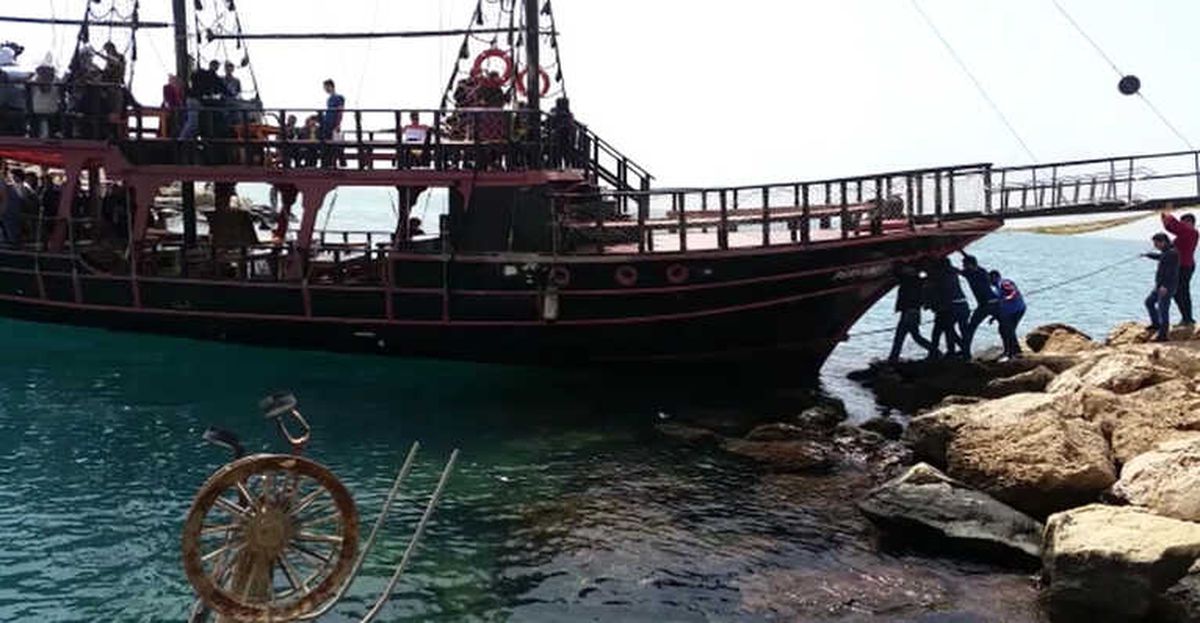Antalya\'da 25 Yolcusu Bulunan Tur Teknesi Kayalıklara Çarptı