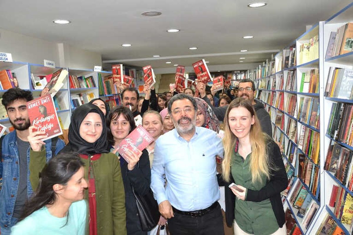 Balıkesir\'de Ahmet Ümit İzdihamı