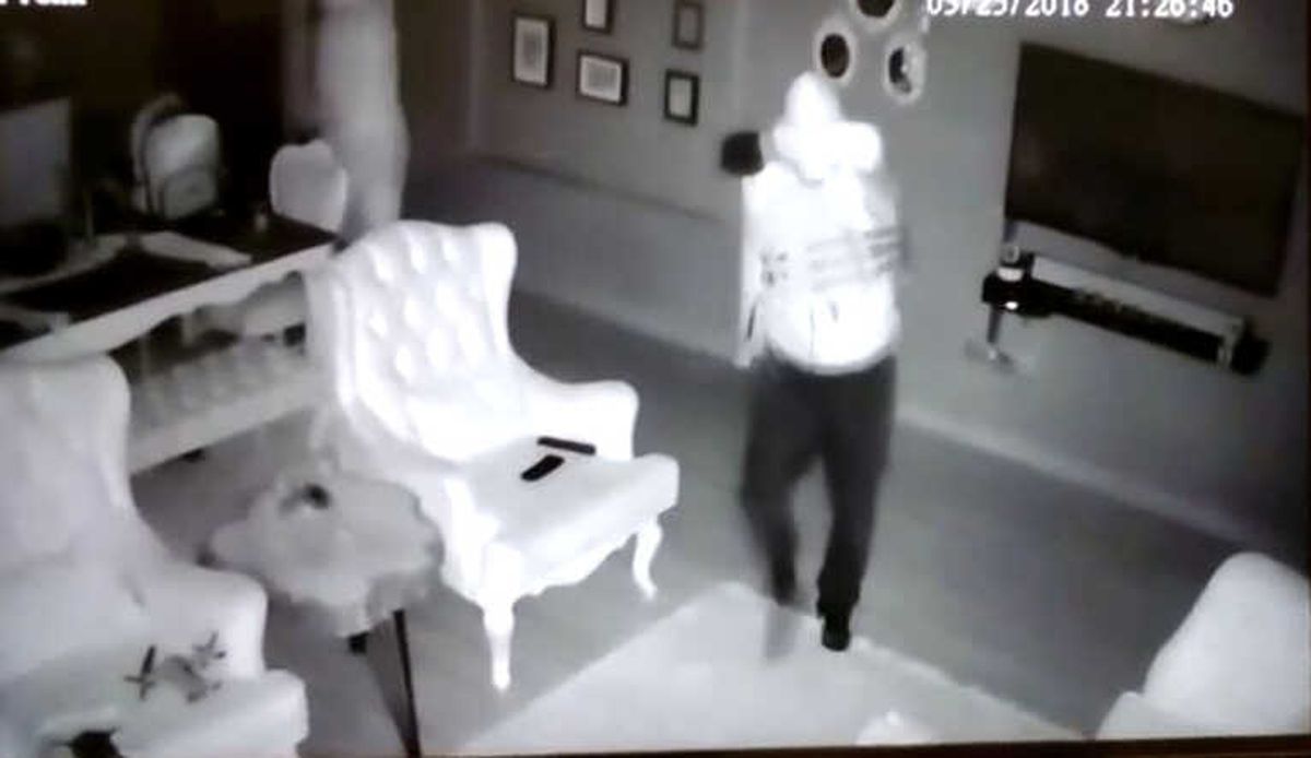 Başakşehir\'de Güvenlikli Bir Siteye Giren 3 Hırsızdan Biri Çelik Yelekle 3 Daireyi Soydu